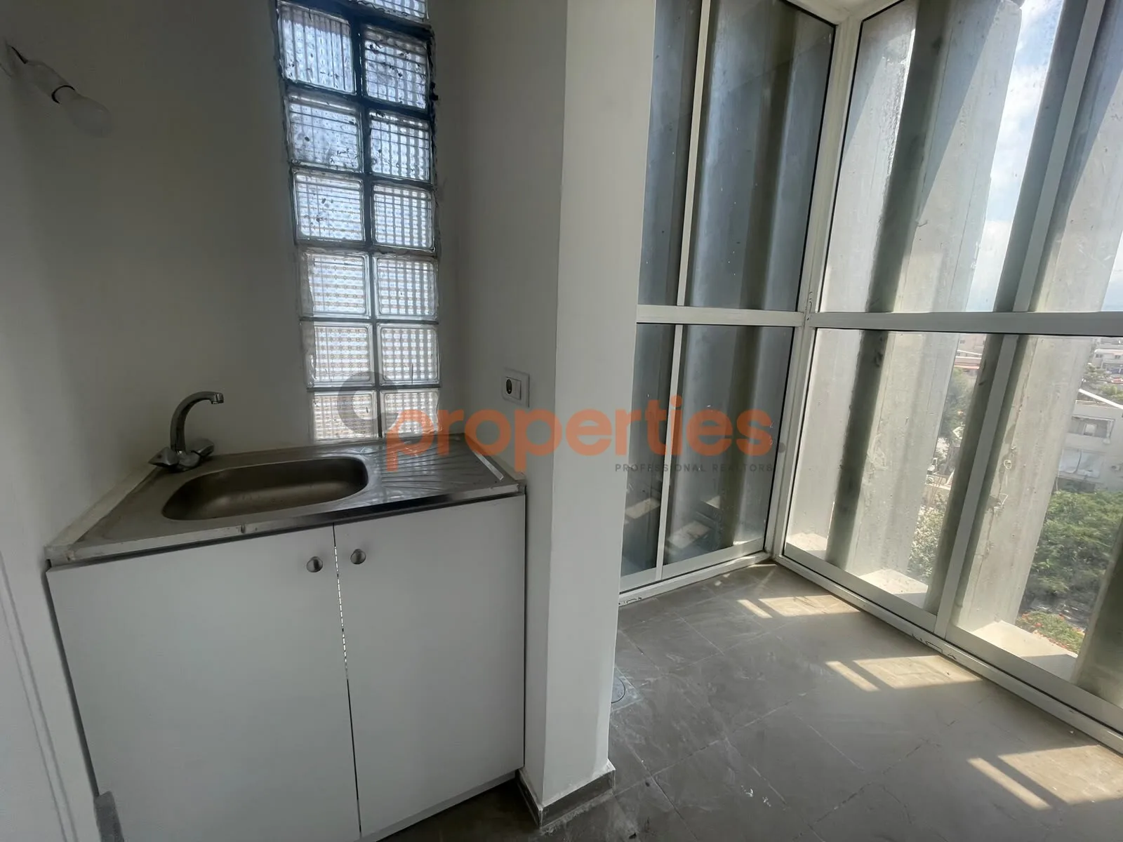 Office for rent in Achrafieh Mar-mikhael مكتب للإيجار في الأشرفية CPBPK61 — photo 4